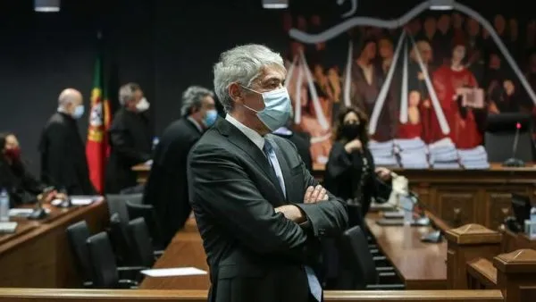 Sócrates vai a julgamento por três crimes de branqueamento e três crimes de falsificação. As restantes 25 acusações caíram