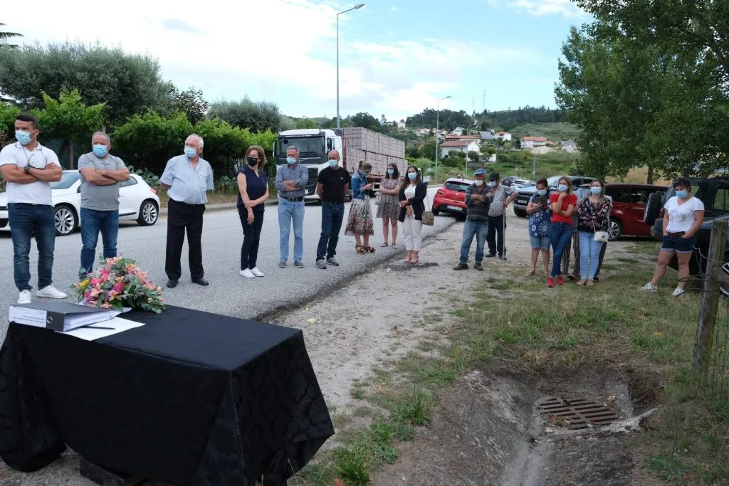 Construção de passeios na Rua Professor Mota e Costa, freguesia de Soalhães