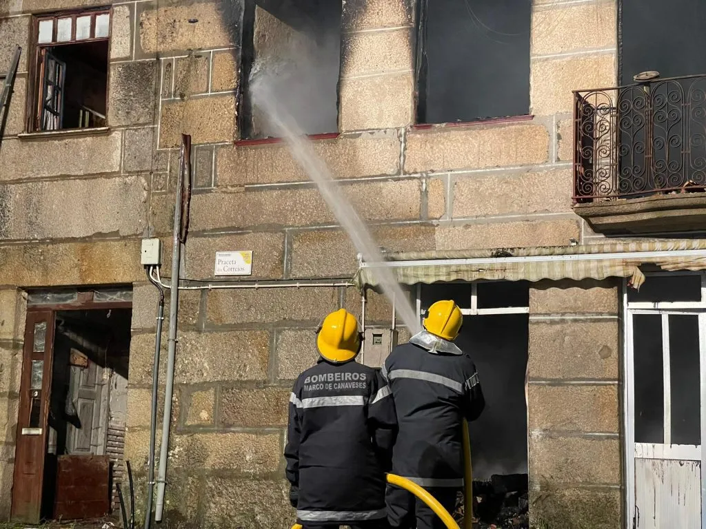 Incêndio destrói duas habitações na Feira Nova