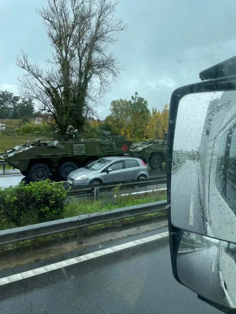 Coluna militar “provoca” acidente na A4
