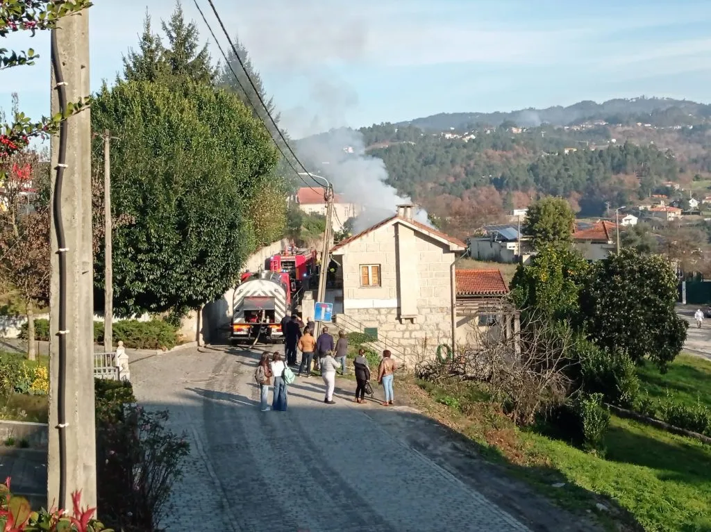 Incêndio destrói habitação devoluta em  São Gonçalo (c/ vídeo)