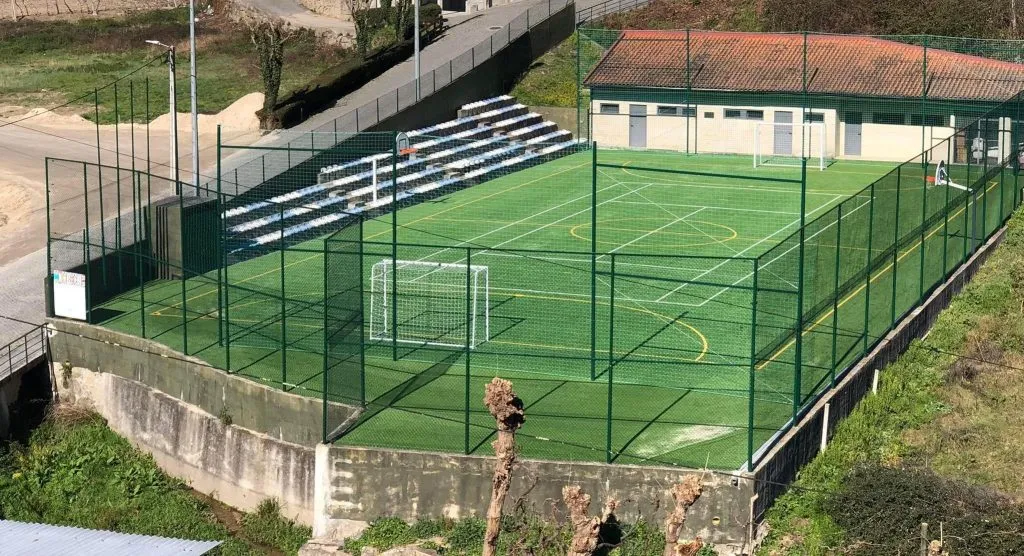 Polidesportivo de Padronelo renovado com sintético