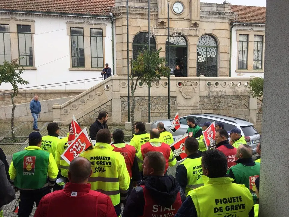 Marco. Trabalhadores da recolha do lixo foram à Câmara apresentar reivindicações laborais
