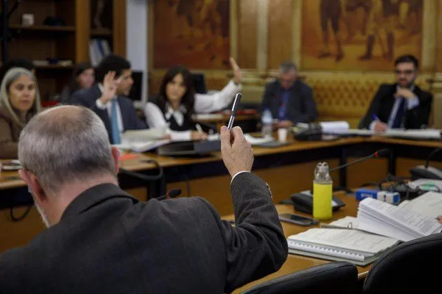 Deputados aprovam subida de 5 para 20 dias de falta por morte de cônjuge