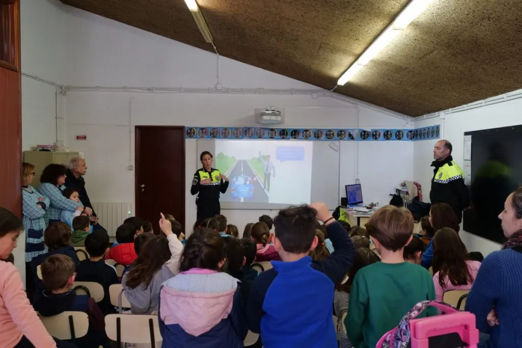 𝗣𝗼𝗹𝗶́𝗰𝗶𝗮 𝗠𝘂𝗻𝗶𝗰𝗶𝗽𝗮𝗹 𝗽𝗿𝗼𝗺𝗼𝘃𝗲 𝘀𝗲𝗴𝘂𝗿𝗮𝗻𝗰̧𝗮 𝗰𝗼𝗺 𝗮𝗹𝘂𝗻𝗼𝘀 𝗱𝗼 𝟭.º 𝗰𝗶𝗰𝗹𝗼 𝗲 𝗷𝗮𝗿𝗱𝗶𝗻𝘀 𝗱𝗲 𝗶𝗻𝗳𝗮̂𝗻𝗰𝗶𝗮
