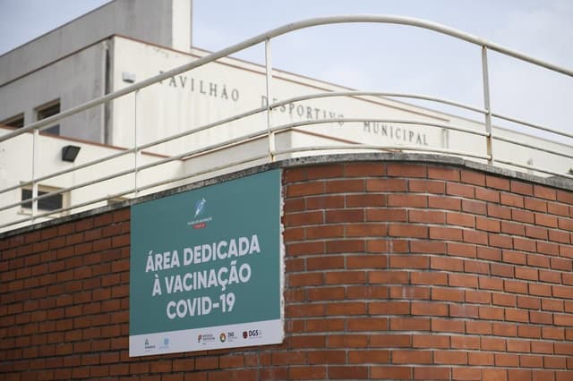 Centro de vacinação provisório no Pavilhão Desportivo Municipal de Amarante