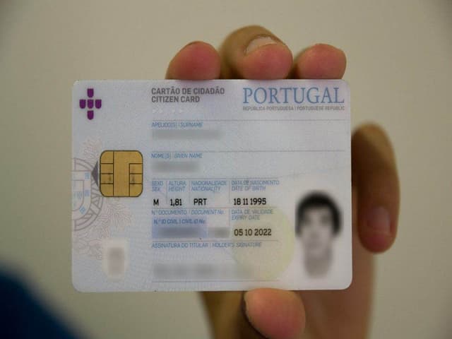 Consulados de Portugal na Suíça renovam Cartão de Cidadão e enviam-no para casa