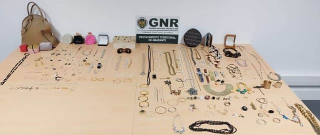 Assaltaram residência em Amarante de onde levaram relógios e ouro