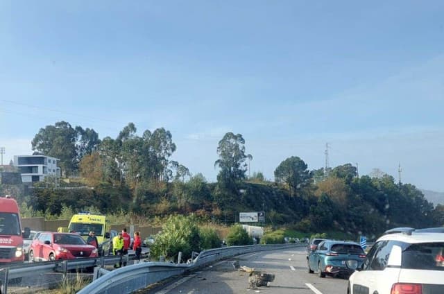 Despiste seguido de capotamento na A4