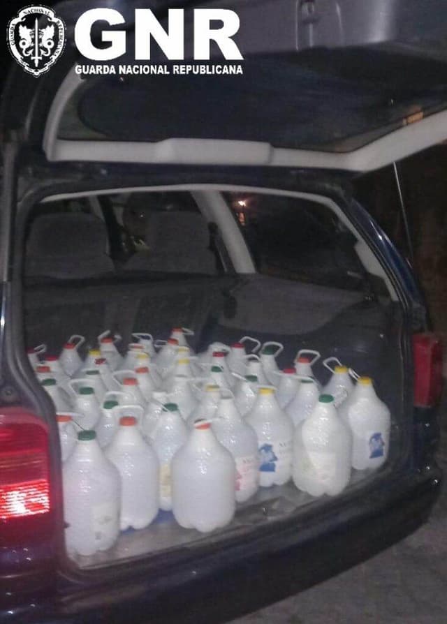 Apreendidos 250 litros de aguardente