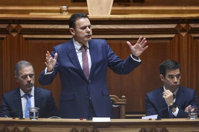 Governo cai com votação maioritária contra