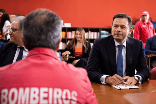 Governo anuncia novo comando para bombeiros e reforço de meios