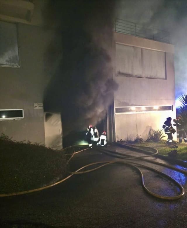 Incêndio em garagem “manda’ para a rua 111 inquilinos em Paços de Ferreira