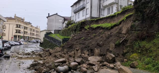 Chuva persistente provoca derrocadas e cortes de vias em Baião e Marco