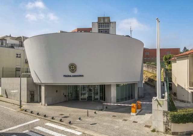 Tentou matar vizinho à machadada
