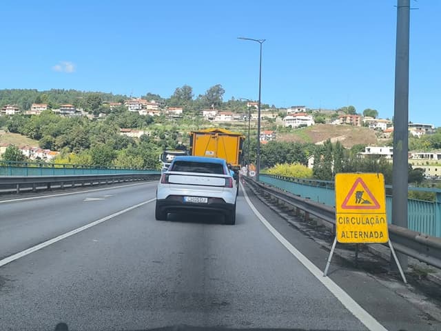 Mais de uma hora de espera para atravessar a ponte sobre o rio Tâmega, no Marco de Canaveses