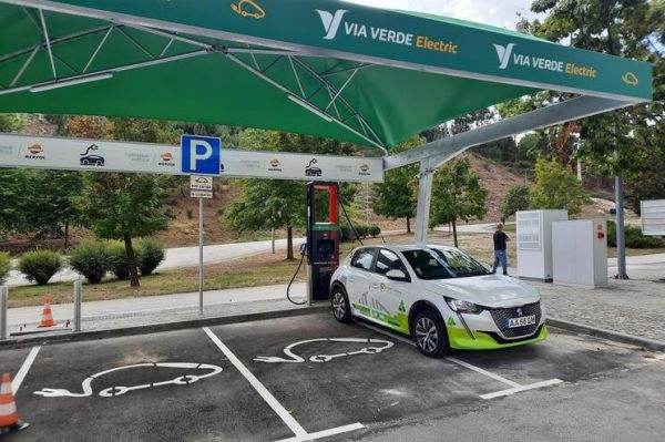 Dois postos de carregamento elétrico ultrarrápidos instalados na A4