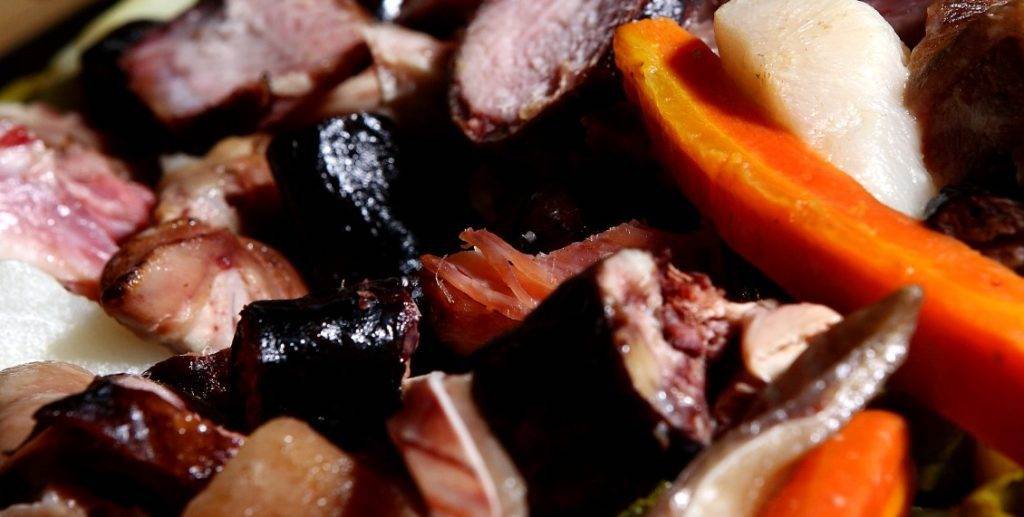 À mesa da Feira de Fumeiro de Baião está garantido o Cozido à Portuguesa, mas também o Arroz de Moira com Grelos, o tradicional pastelão com salpicão ou o bacalhau