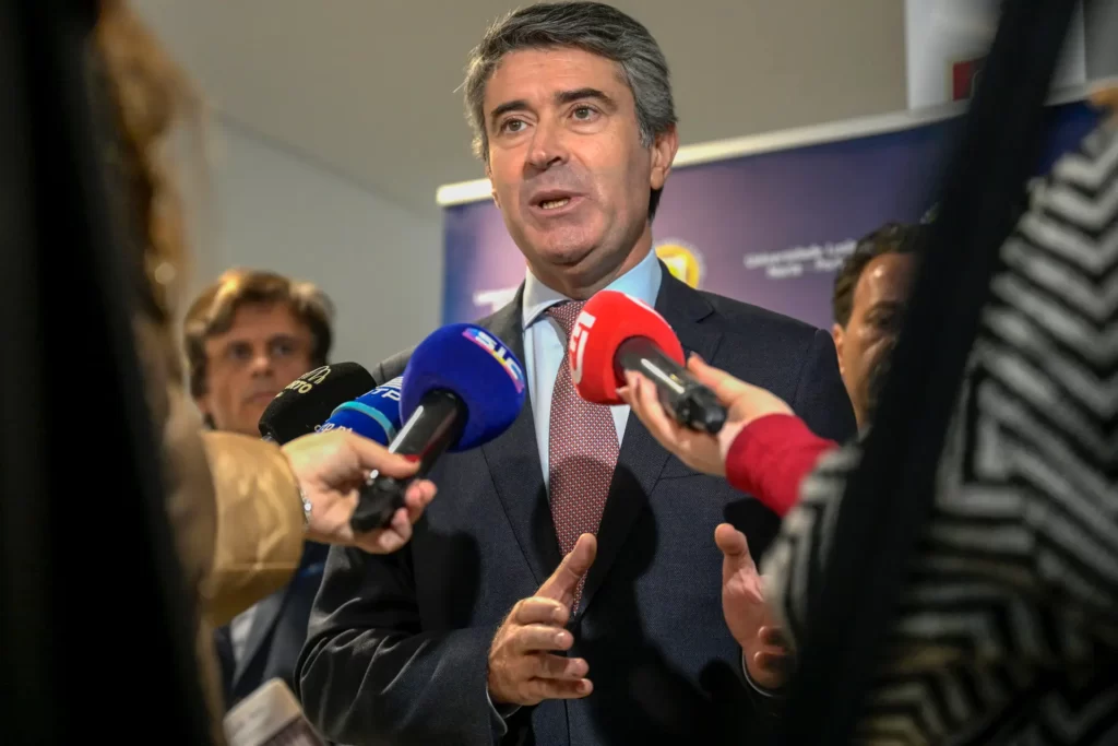 José Luís Carneiro é candidato à sucessão de António Costa no PS